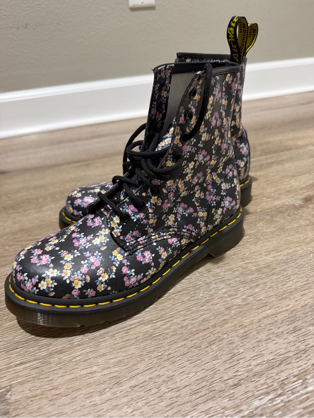 Dr Martens 1460 W Black Floral Lace-Up Combat Boots - Women NEW size 7